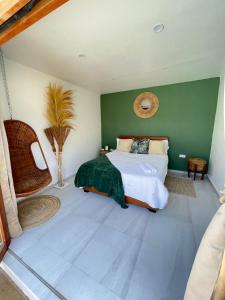Voodi või voodid majutusasutuse Moringa Resort with Pool, open Air Shower & shared Bath sleeps 8 toas