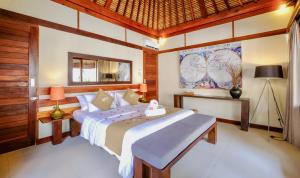 1 dormitorio con 1 cama grande en una habitación en Villa Marina, en Gili Air