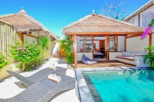 une image d'une villa avec une piscine dans l'établissement Villa Marina, à Gili Air