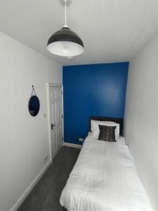 Un pat sau paturi într-o cameră la Lovely refurbished apartments, Morecambe Promenade