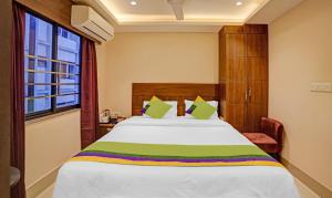 Treebo Indrapuri Hotel & Resort, Siliguri Junction客房内的一张或多张床位