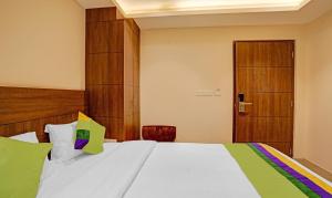 Treebo Indrapuri Hotel & Resort, Siliguri Junction客房内的一张或多张床位