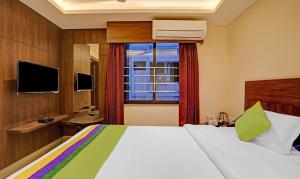 Treebo Indrapuri Hotel & Resort, Siliguri Junction的电视和/或娱乐中心