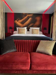 Postel nebo postele na pokoji v ubytování Love Room Gatsby - balançoire et baignoire duo - Luxe et charme - Et pour 2 couples, possibilité d'ajouter la Suite Garonne et sa baignoire Balnéothérapie