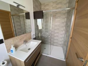 ein Badezimmer mit Dusche und Waschbecken und Dusche in der Unterkunft Apartamentos Turisticos Costa Celeiro: Portomaior, Agrelo, Covelo Lapamán in Bueu + 9 Fotos