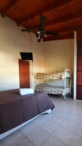 Łóżko lub łóżka w pokoju w obiekcie El Retorno Hostel