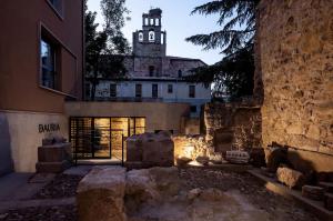 un edificio con una torre de reloj al fondo en Dauria Suites HA, en Soria