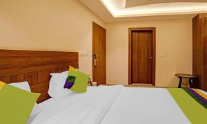 Treebo Indrapuri Hotel & Resort, Siliguri Junction客房内的一张或多张床位