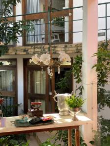 a table in front of a building with a balcony at Ateliê 22 in Natal