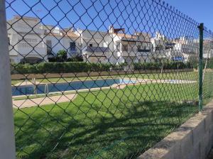 una valla de cadenas con un campo de béisbol detrás. en Apartamento a 300m de la playa en Roquetas de Mar en Roquetas de Mar