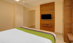Treebo Indrapuri Hotel & Resort, Siliguri Junction的电视和/或娱乐中心