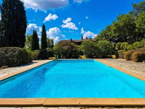 una gran piscina en un patio con árboles en Country Villa with Netflix and Swimming Pool, en Volterra