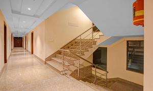 Treebo Indrapuri Hotel & Resort, Siliguri Junction的电视和/或娱乐中心