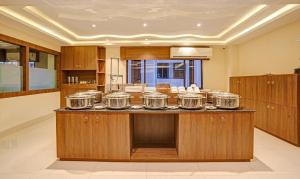 Treebo Indrapuri Hotel & Resort, Siliguri Junction的厨房或小厨房
