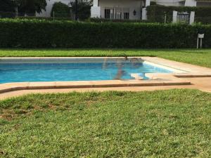 สระว่ายน้ำที่อยู่ใกล้ ๆ หรือใน Apartamento a 300m de la playa en Roquetas de Mar