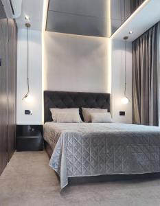una camera da letto con un grande letto con due cuscini di Casa Palmera a Novi Sad