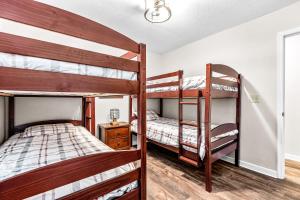 Postel nebo postele na pokoji v ubytování Creekside Cottage + 25 fotografií