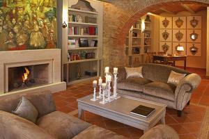 sala de estar con 2 sofás y chimenea en Hotel Sa Calma, en Begur