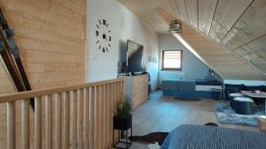 een kamer met een trap en een woonkamer bij APARTMáN POD SMRČINOU in Vaclavov u Bruntalu