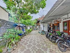 a group of motorcycles parked next to a building at SPOT ON 91372 Wisma Bulin in Purwokerto