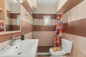 La salle de bains est pourvue de toilettes et d'un lavabo. dans l'établissement Mathios apartments Falassarna, à Falasarna