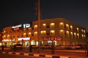 ein großes Gebäude mit Lichtern davor in der Unterkunft Tala inn- تالا ان in Al Khafji