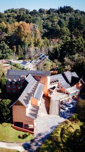 una vista aérea de un edificio con paneles solares. en Hotel Renascença, en Gramado