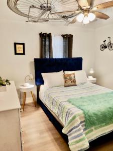 a bedroom with a blue bed and a ceiling at Venice Beach within 5 min drive, near the tennis courts and park, sleeps 5 in Nokomis