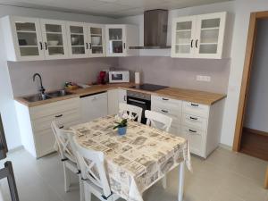 Kuchyňa alebo kuchynka v ubytovaní Apartament Roses Platja-Ciutadella