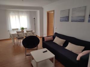 Posedenie v ubytovaní Apartament Roses Platja-Ciutadella + 4 fotografie