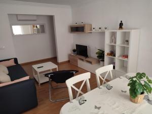 Televízia a/alebo spoločenská miestnosť v ubytovaní Apartament Roses Platja-Ciutadella