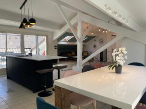 Fotografia z galérie ubytovania Superbe loft avec terrasse à 2 pas du palais des papes v Avignone