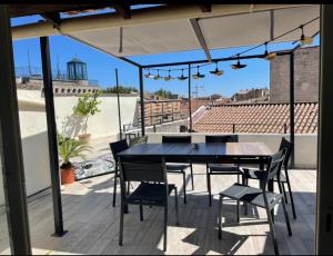 Fotografia z galérie ubytovania Superbe loft avec terrasse à 2 pas du palais des papes v Avignone