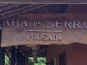 uma placa de madeira que diz apaca de saere e pousada em Pousada Aba da Serra em São Joaquim do Monte