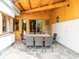 une terrasse avec une table et des chaises. dans l'établissement Charming holiday home in Maurach am Achensee, à Maurach
