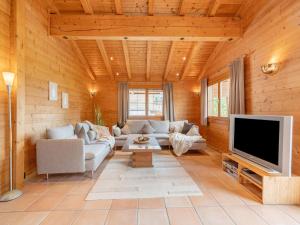 uma sala de estar com um sofá e uma televisão em Charming holiday home in Maurach am Achensee em Maurach