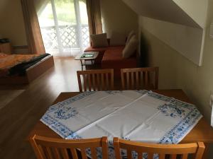 une table à manger avec deux chaises et une chambre avec un lit dans l'établissement Apartmány Smrečie, à Bukovina