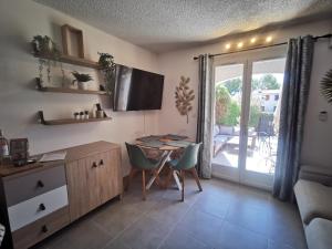 kuchnia z biurkiem i stołem z krzesłami w obiekcie La Terrasse Ensoleillée de Sausset : Le Citronnier w mieście Sausset-les-Pins