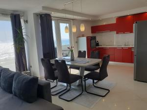 eine Küche und ein Esszimmer mit einem Tisch und Stühlen in der Unterkunft Apartment Hajdi in Podstrana