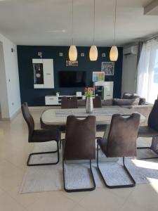 a dining room with a table and chairs at Apartment Hajdi in Podstrana