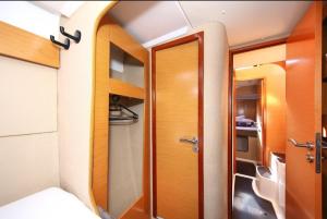 Zdjęcie z galerii obiektu Luxurious yachthouse w Korfu