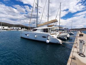 Eine Gruppe von Booten liegt in einem Hafen vor Anker. in der Unterkunft Luxurious yachthouse in Korfu-Stadt