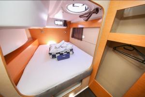 ein kleines Bett in der Mitte eines Bootes in der Unterkunft Luxurious yachthouse in Korfu-Stadt