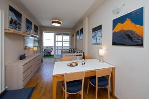 a kitchen and living room with a table and chairs at Hike & Bike Home Helena in Arco