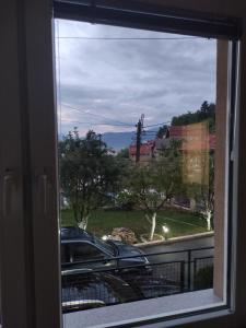 okno z widokiem na samochód w obiekcie Mini Hill w Sarajewie