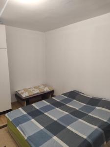 sypialnia z niebiesko-białym łóżkiem i stołem w obiekcie Mini Hill w Sarajewie