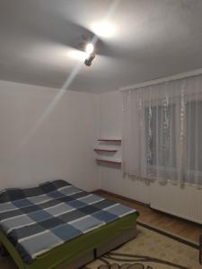 Pokój z łóżkiem i wentylatorem sufitowym w obiekcie Mini Hill w Sarajewie