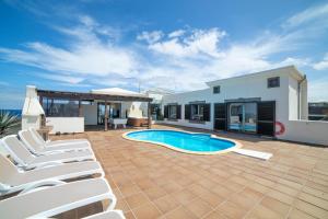 Bazén v ubytování Villa Babel - First Line Seafront Holiday House nebo v jeho okolí