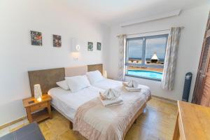 Postel nebo postele na pokoji v ubytování Villa Babel - First Line Seafront Holiday House