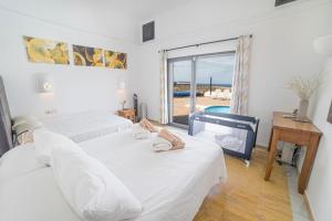 Postel nebo postele na pokoji v ubytování Villa Babel - First Line Seafront Holiday House